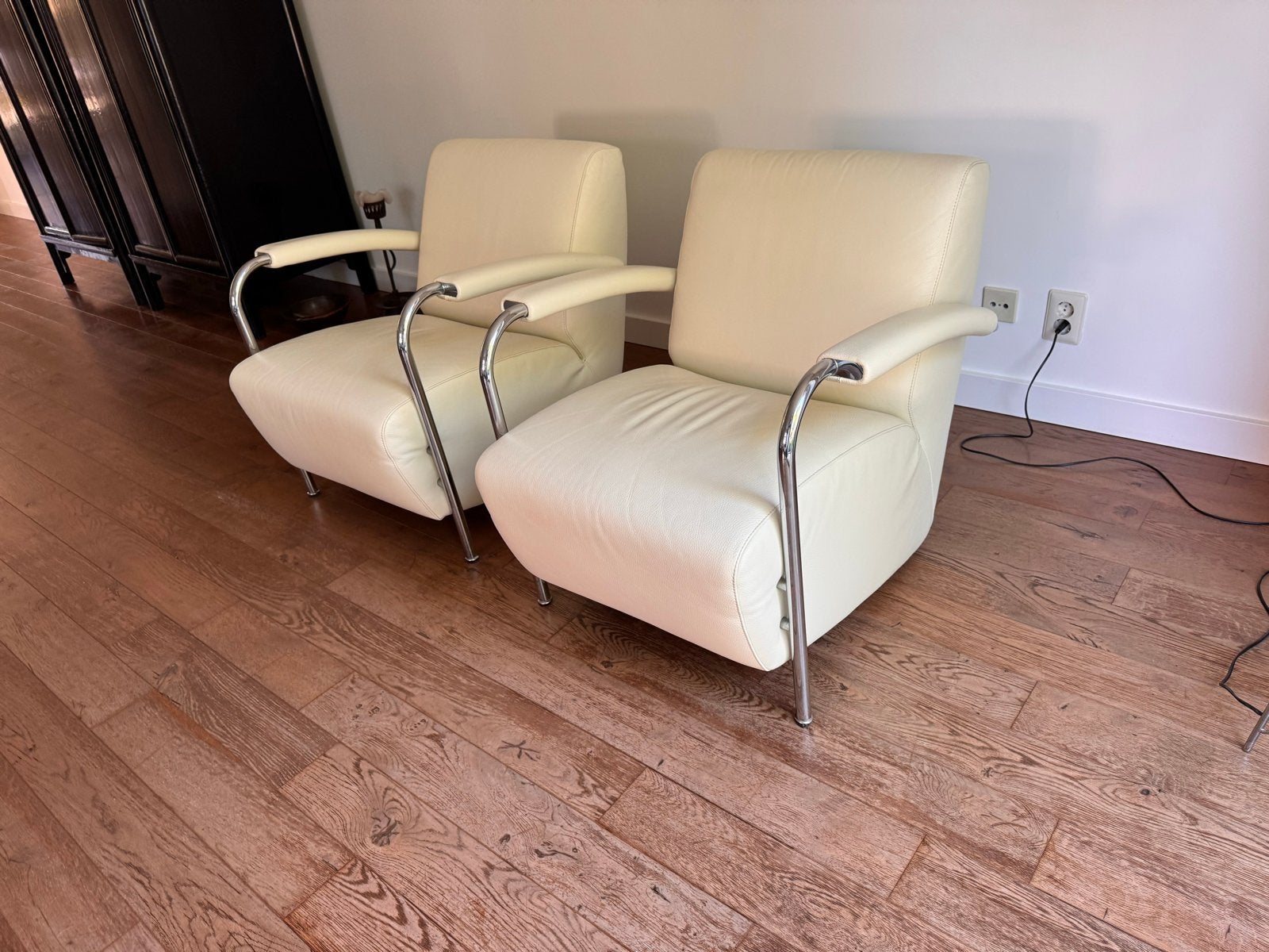 Set van 2 Leolux fauteuils, wit leer met zwarte stiknaad, Huis en Inrichting, Fauteuils, Gebruikt, Leer, 75 tot 100 cm, Ophalen