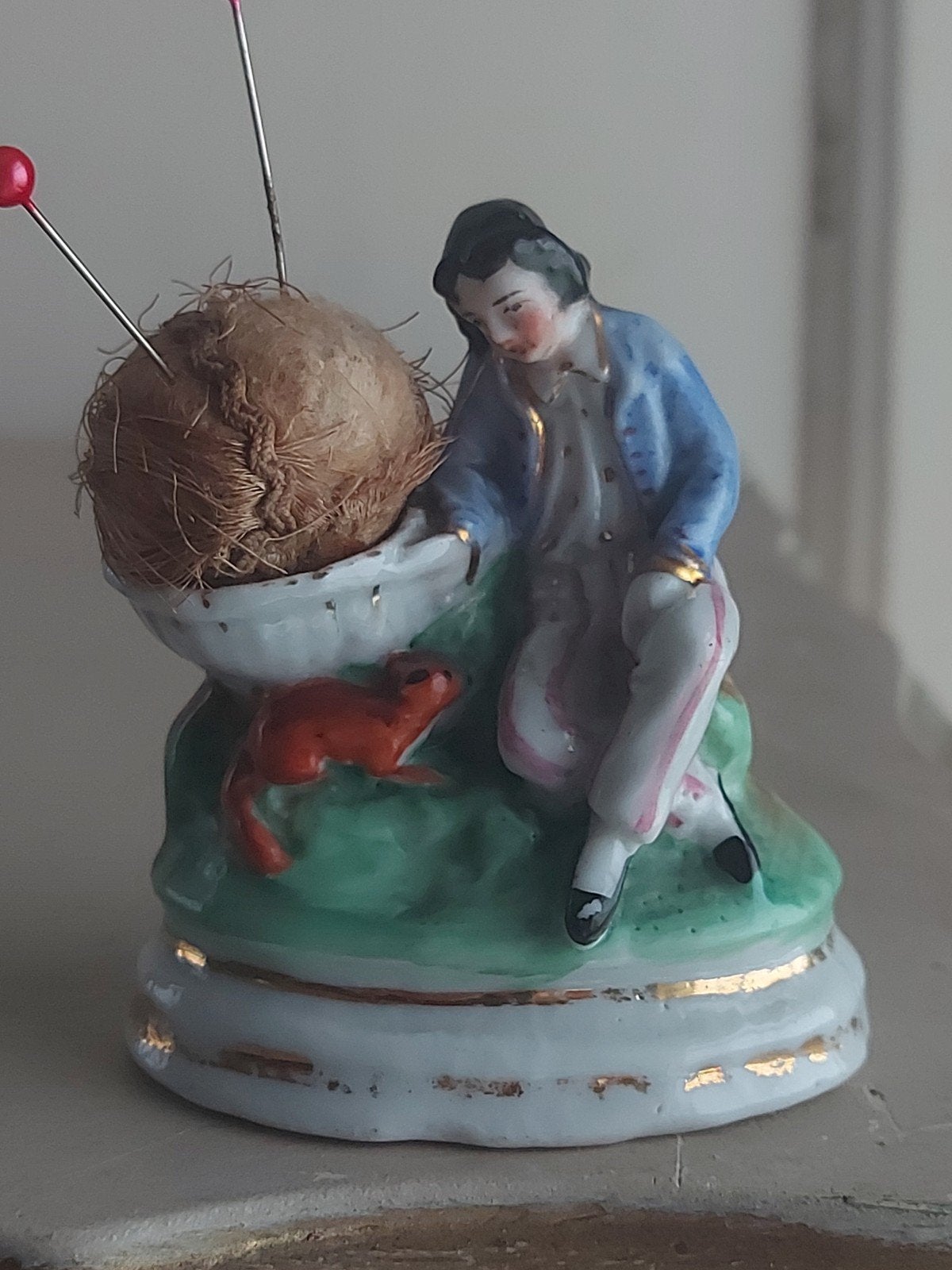 Antiek porseleinen speldenkussen met figuur en eekhoorn, Ophalen of Verzenden