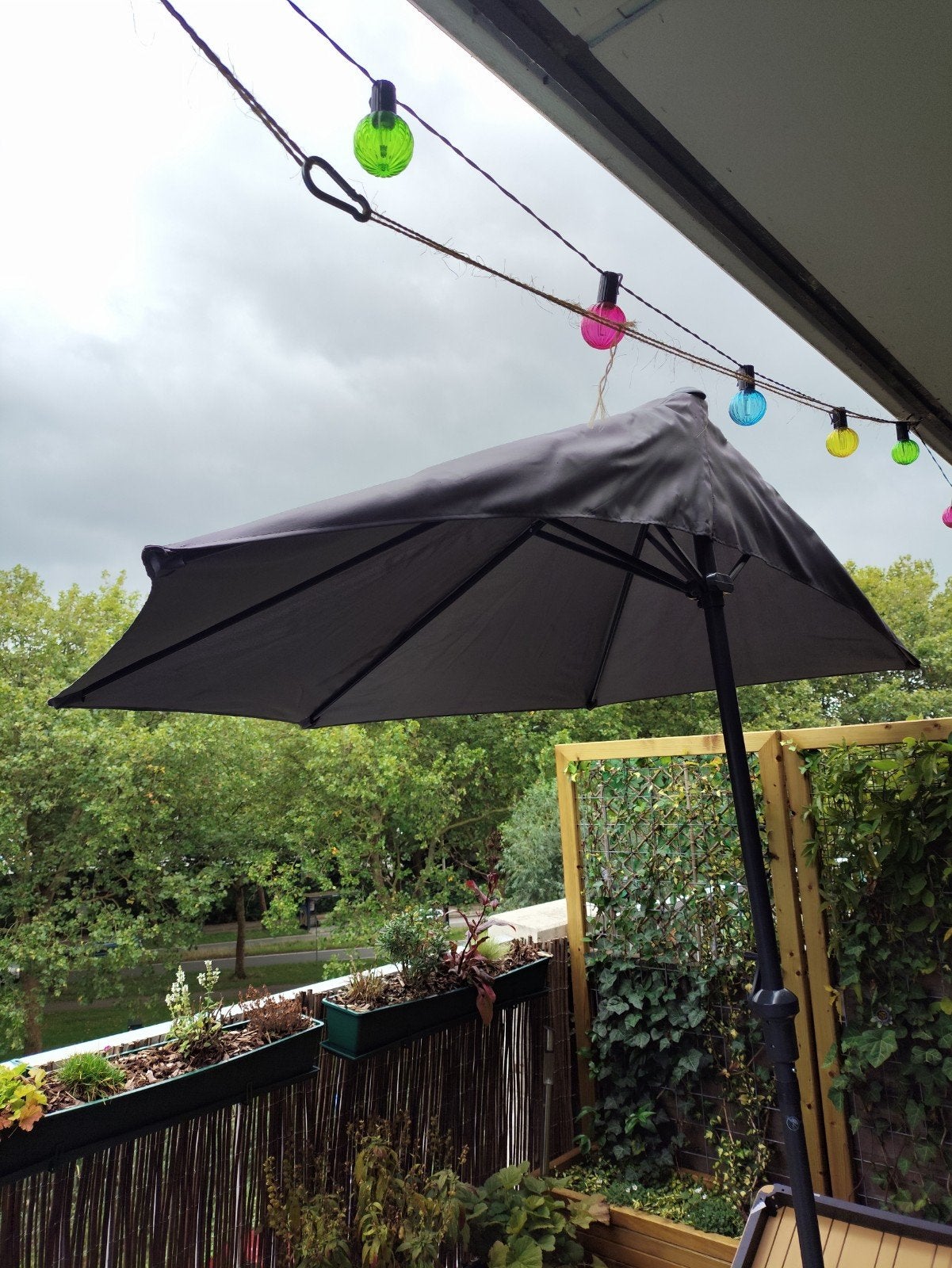 Parasol met zware stenen voet, Ophalen, Gebruikt, Parasolvoet