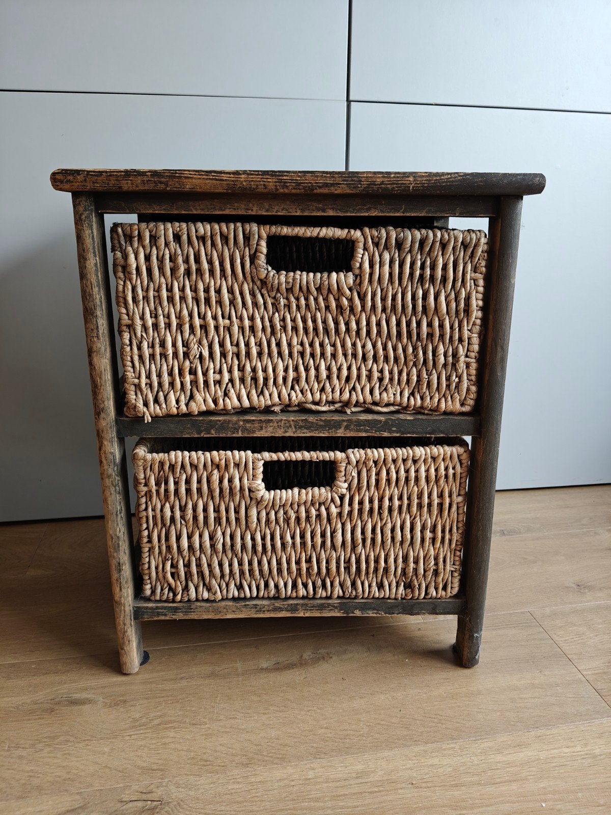 Houten kastje met rieten manden, Ophalen, Gebruikt, 55 tot 70 cm, 45 tot 65 cm