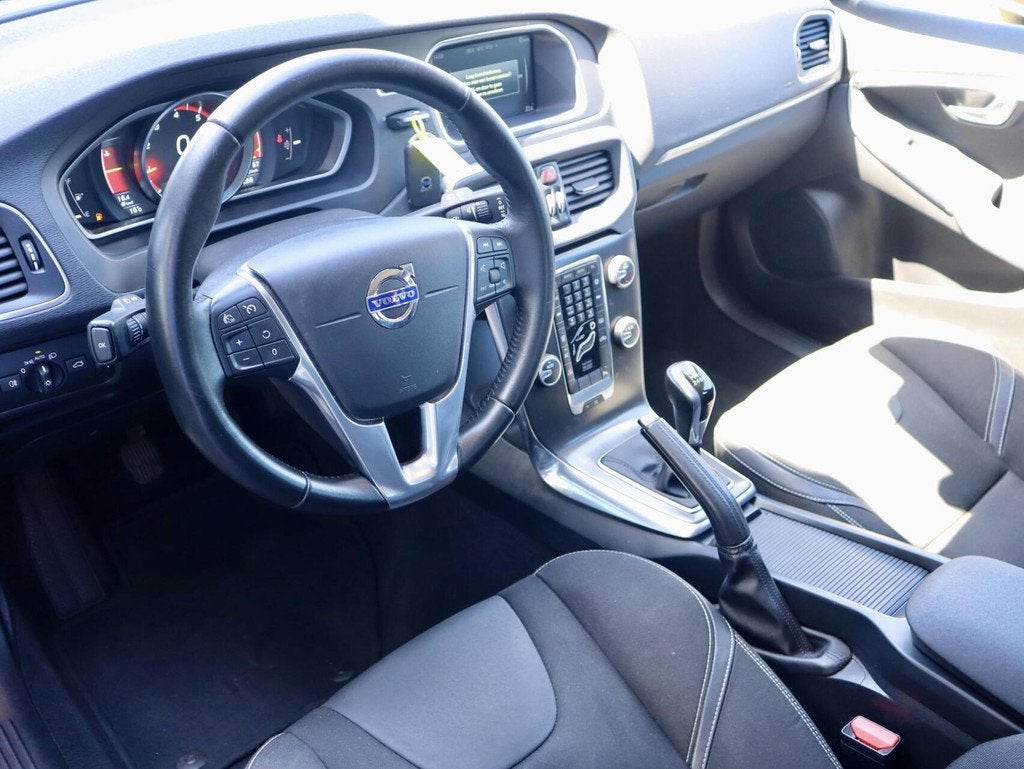 Volvo V40 2.0 T2 Momentum Business dealer onderhouden, Auto's, Voorwielaandrijving, Gebruikt, 4 cilinders, Leder en Stof
