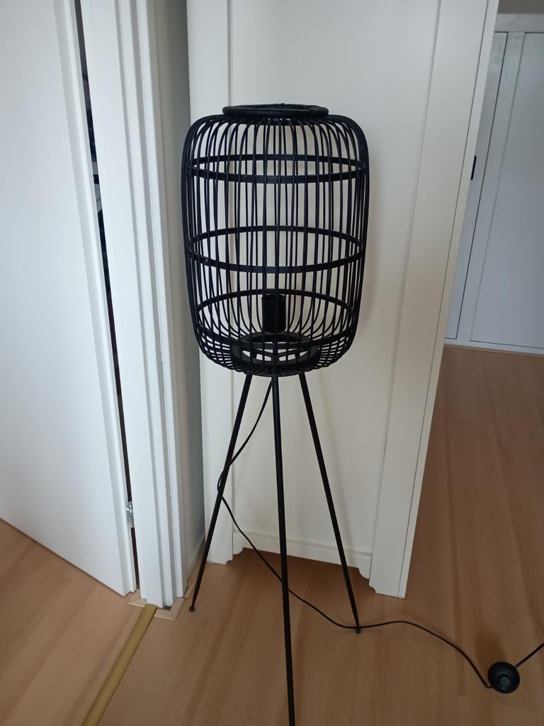 Vloerlamp Balan Zwart Kwantum - Metaal met Bamboe kap, Huis en Inrichting, Lampen | Vloerlampen, Ophalen, Modern, Scandinavisch