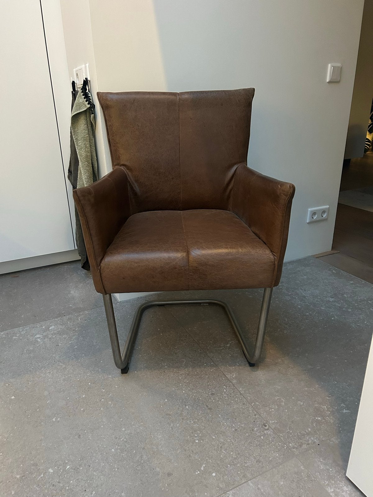 2 keer Jess Design eetkamerstoel met metalen frame, Ophalen, Gebruikt, Bruin, Leer
