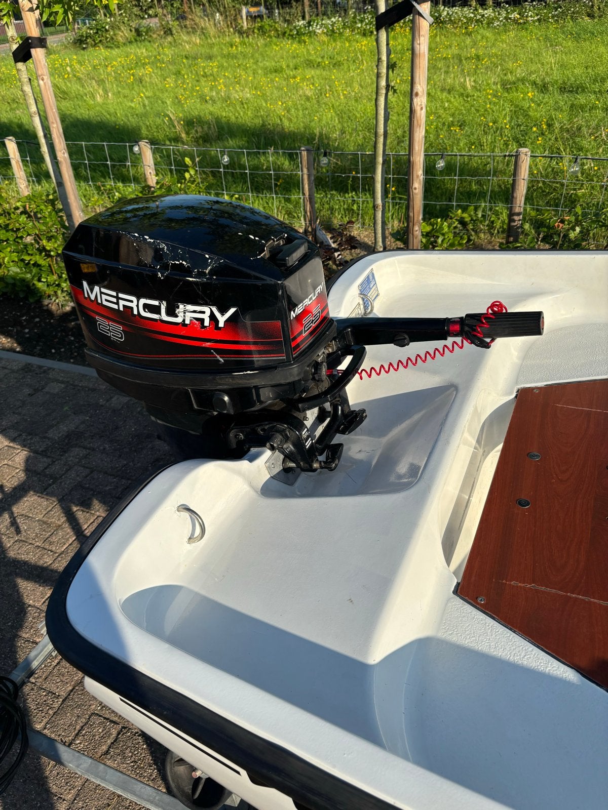 With 320 met Mercury 25pk 2 takt en Pega trailer, Watersport en Boten, Gebruikt, Buitenboordmotor, Trailer, Benzine