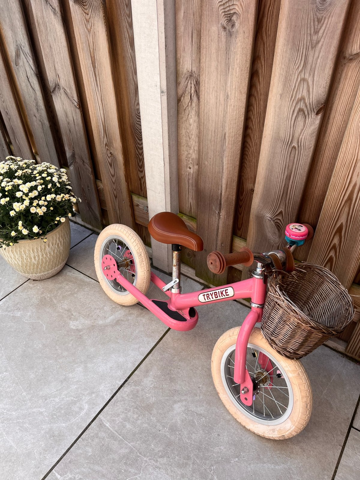 Roze Trybike loopfiets met mandje en fietsbel, Ophalen, Gebruikt, Velgrem, Minder dan 16 inch