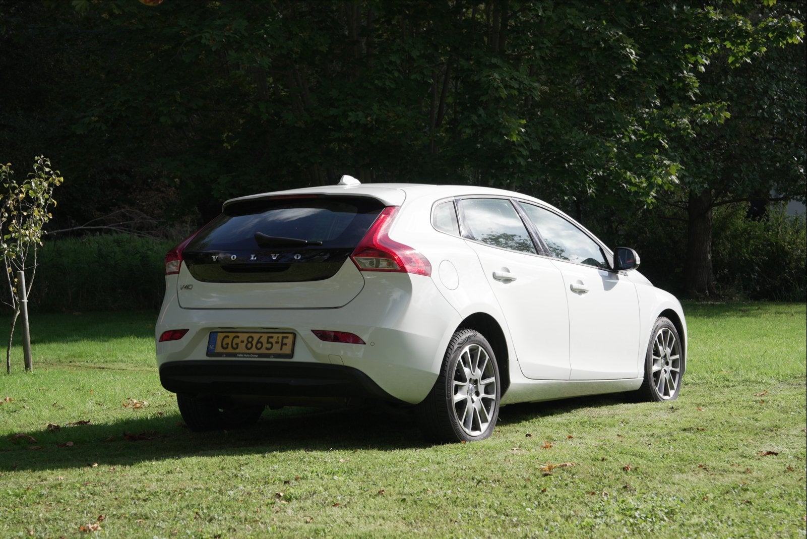 Volvo V40 2.0L T2 Kinetic 2015 Ice White | PANO, Voorwielaandrijving, Dealer onderhouden, Stof, Zwart