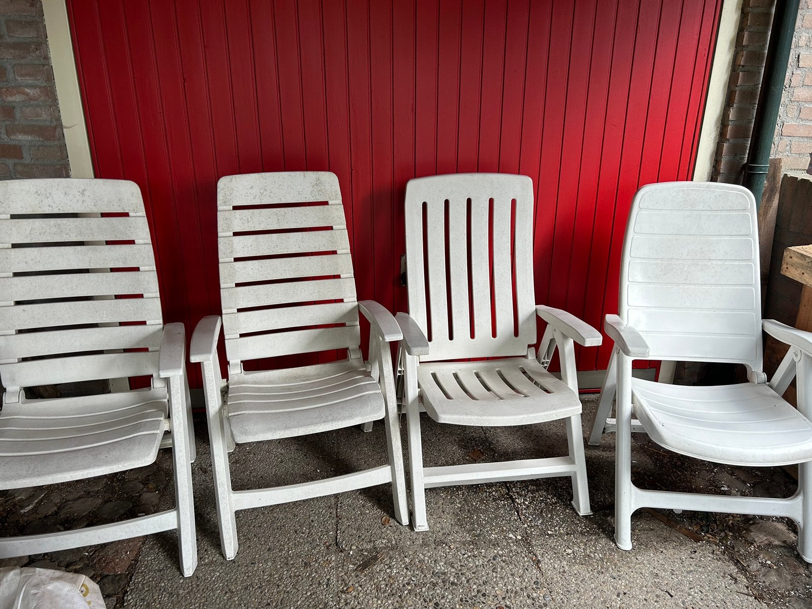 Gratis 4 plastic tuinstoelen & 3 kussens, Ophalen, Gebruikt, Kunststof