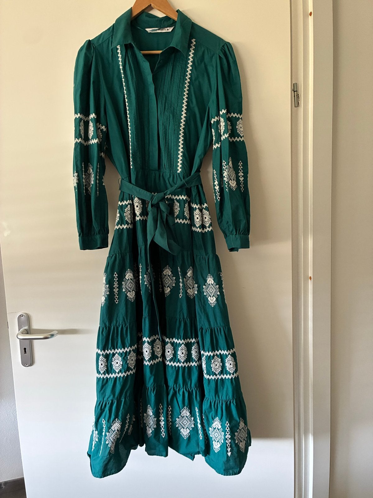 ZARA Groene Maxi Jurk met Borduurwerk en Ceintuur, Kleding | Dames, Jurken, Maat 46/48 (XL) of groter, Nieuw, Ophalen of Verzenden