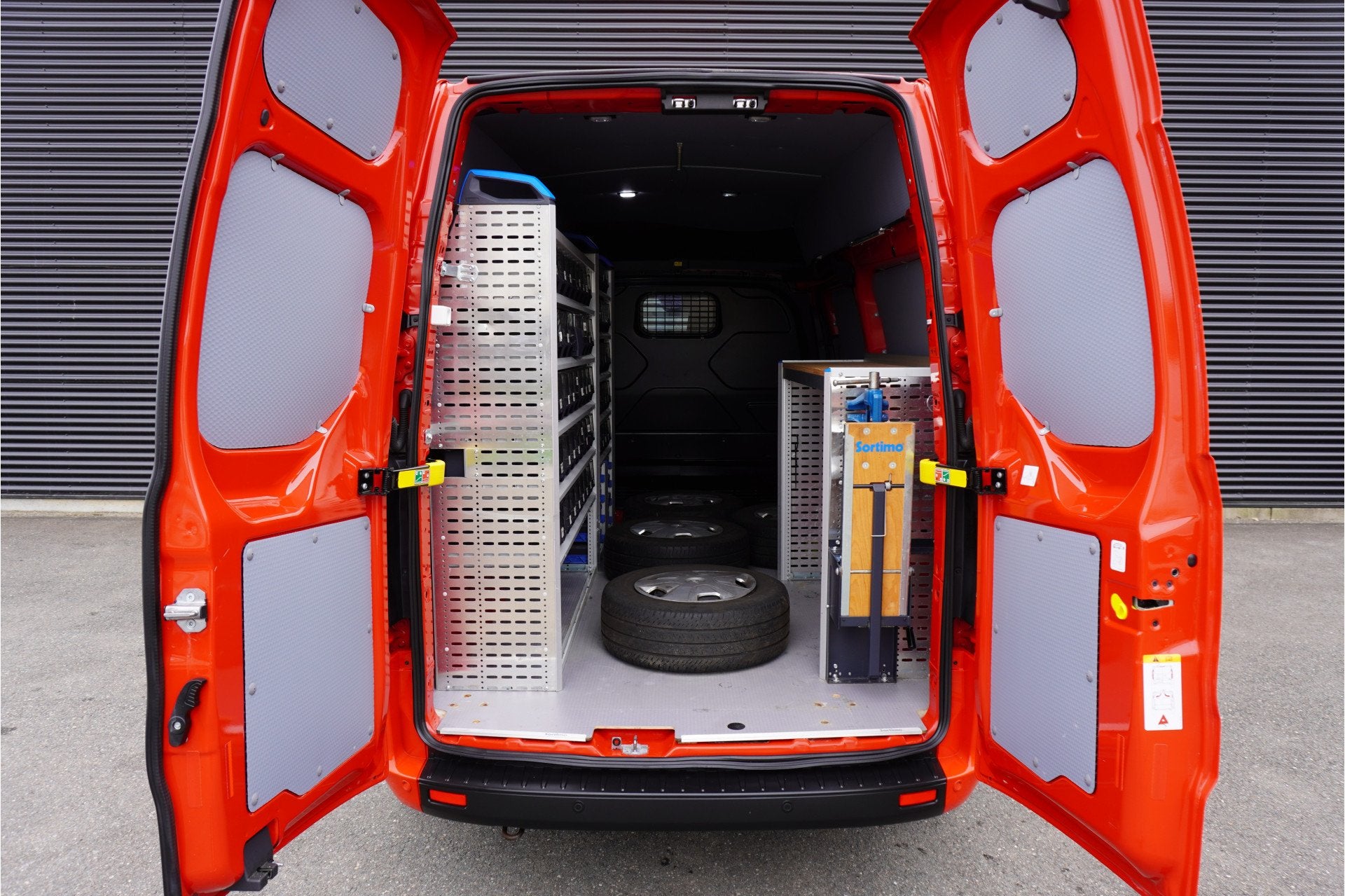 Ford Transit Custom 300 131pk L2H2 Sortimo Werkplaats inrich, Voorwielaandrijving, Lichtsensor, Gebruikt, Zwart