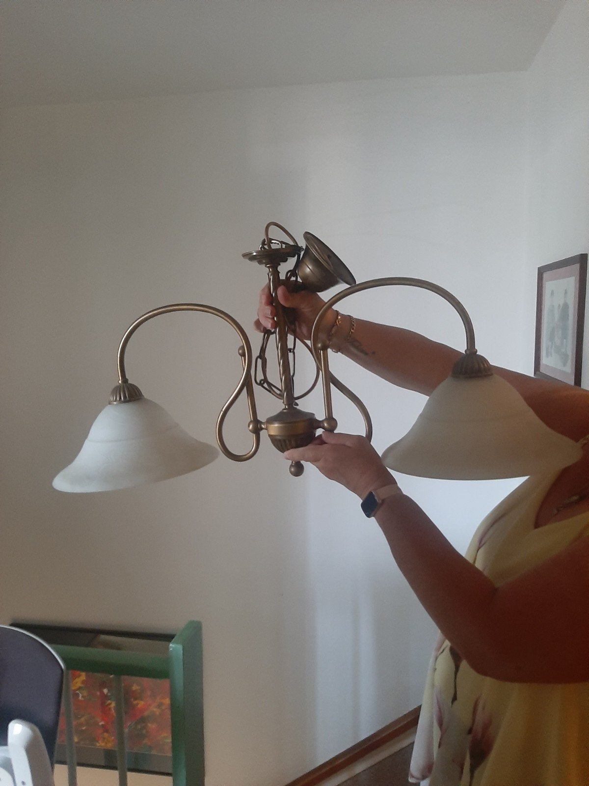 Vintage messing hanglamp met twee glazen kappen, Gebruikt, E14 (klein), Ophalen of Verzenden, Klassiek, Vintage, Landelijk