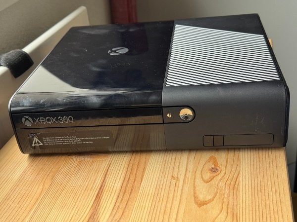 XBOX 360 E kaal, zonder voeding kabels e.d. Werking onbekend, Gebruikt, 360 E, Ophalen of Verzenden, Zonder controller