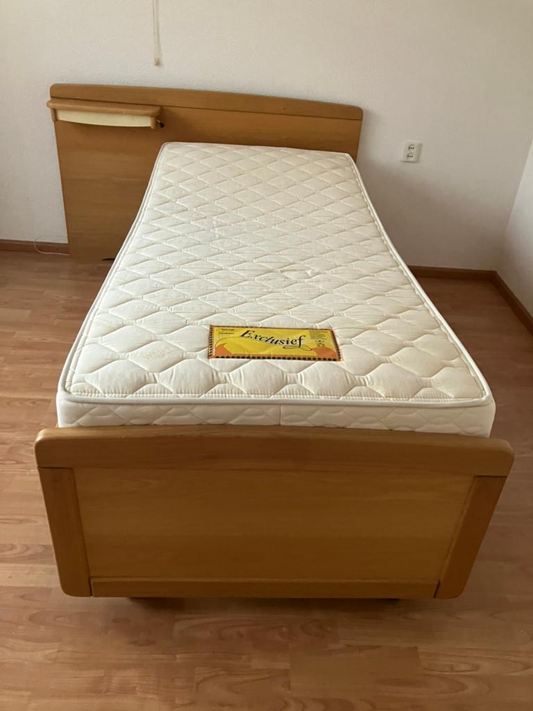 Eenpersoonsbed met matras en verstelbare bodem., Ophalen, Eenpersoons, Hout, 90 cm