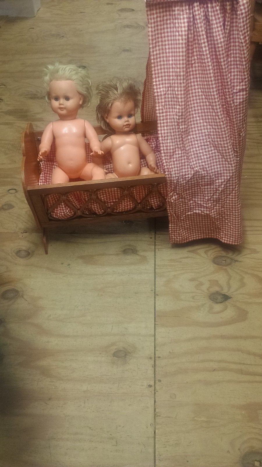 Vintage poppen ledikantje met 2 poppen, Ophalen, Gebruikt, Babypop