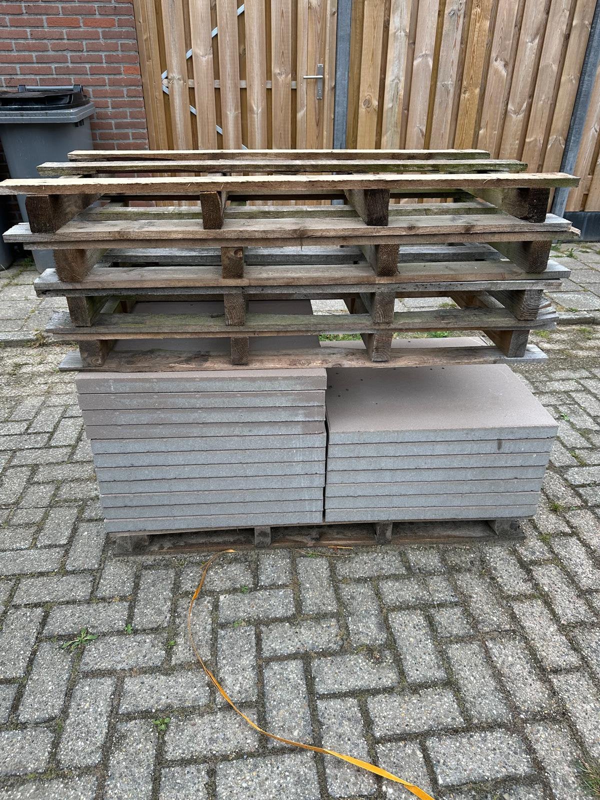 Gratis afhalen 5,7 m2 16 taupe kleurig betontegels 60x60x4, Tuin en Terras, Tegels en Klinkers, Ophalen, Zo goed als nieuw, Beton