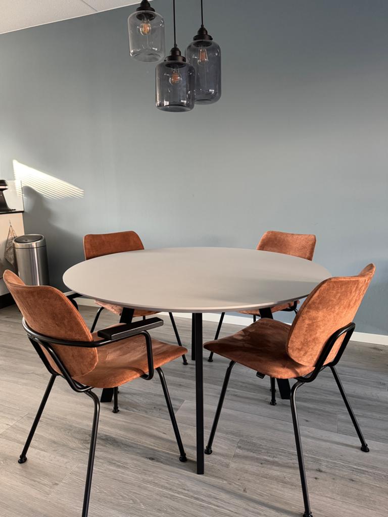 Studio Henk Eettafel, grijs, Ø 130 cm, zwarte poten, Ophalen, 100 tot 150 cm, Rond, Zo goed als nieuw