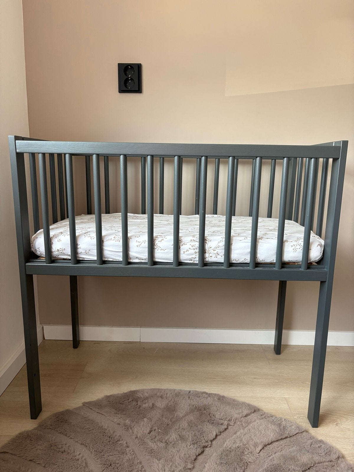Stijlvolle grijze wieg (eventueel met matras), Kinderen en Baby's, Ophalen, Gebruikt, Wieg