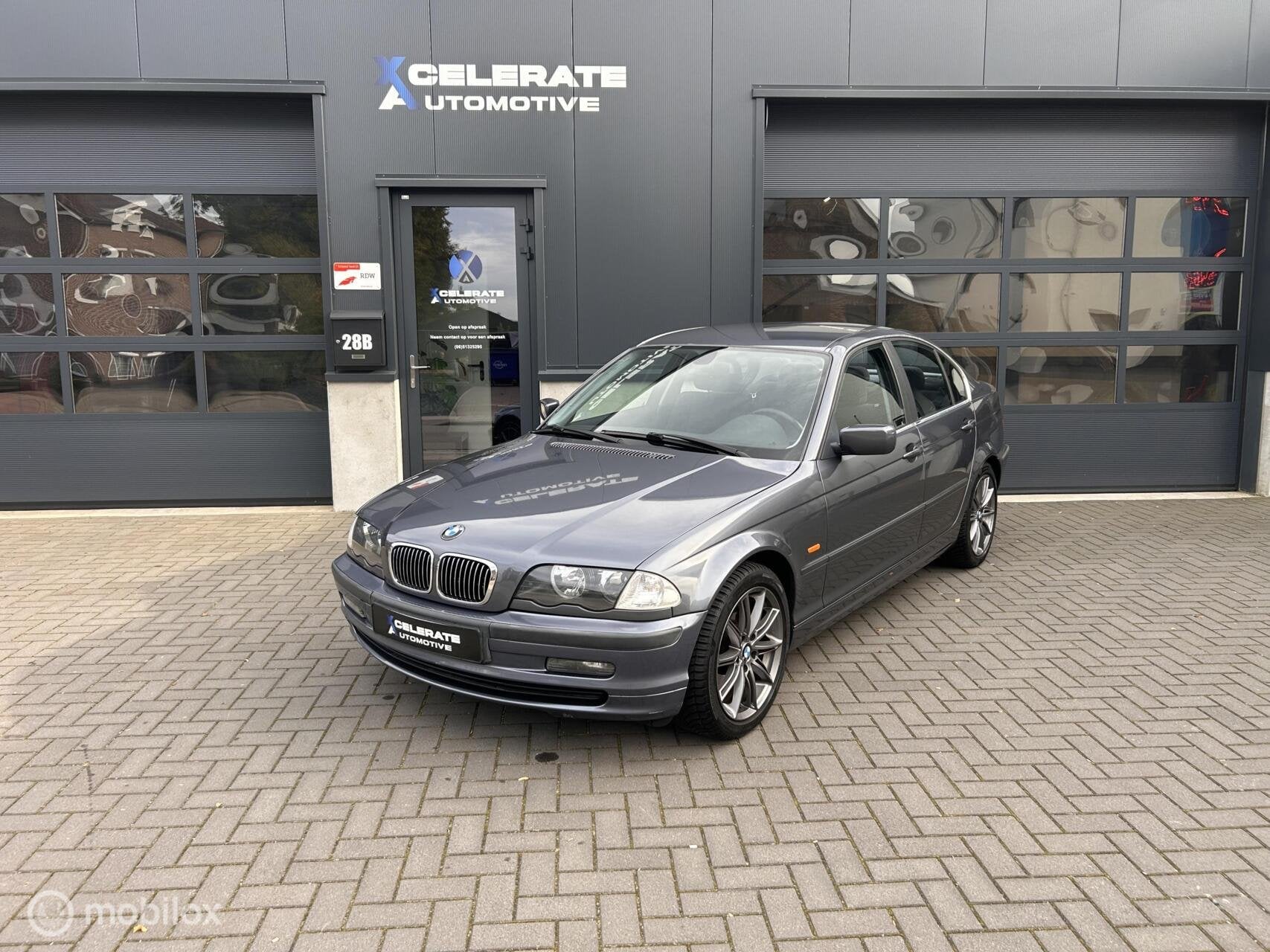 BMW 325i E46 sedan 6-cilinder Handbak Youngtimer NAP NL auto, Auto's, 1385 kg, Gebruikt, Zwart, Origineel Nederlands