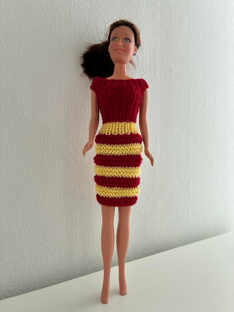 Handgebreide jurk voor Barbie - Rood & Geel gestreept, Ophalen of Verzenden, Nieuw, Barbie
