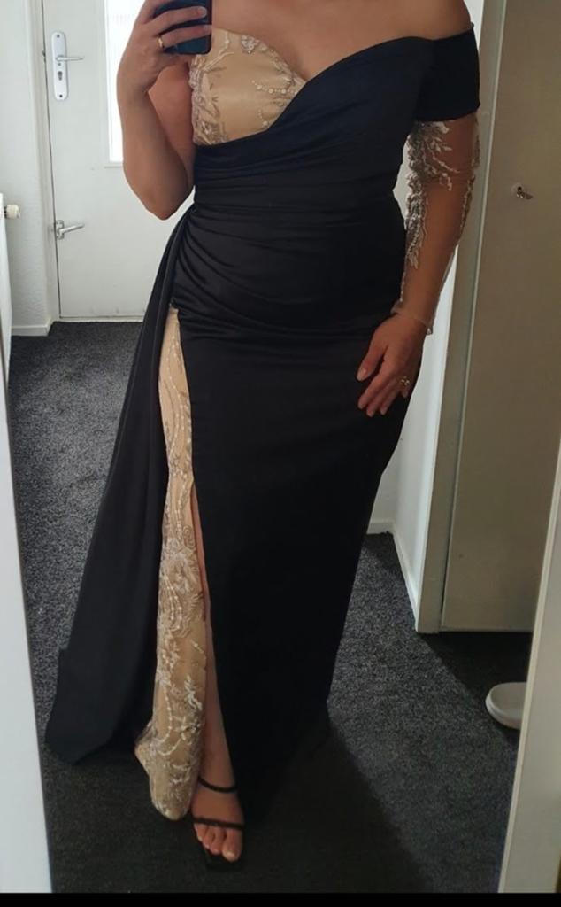 Zwart-gouden satijnen jurk met split off shoulder maat 42/44, Kleding | Dames, Gelegenheidskleding, Ophalen of Verzenden, Zo goed als nieuw