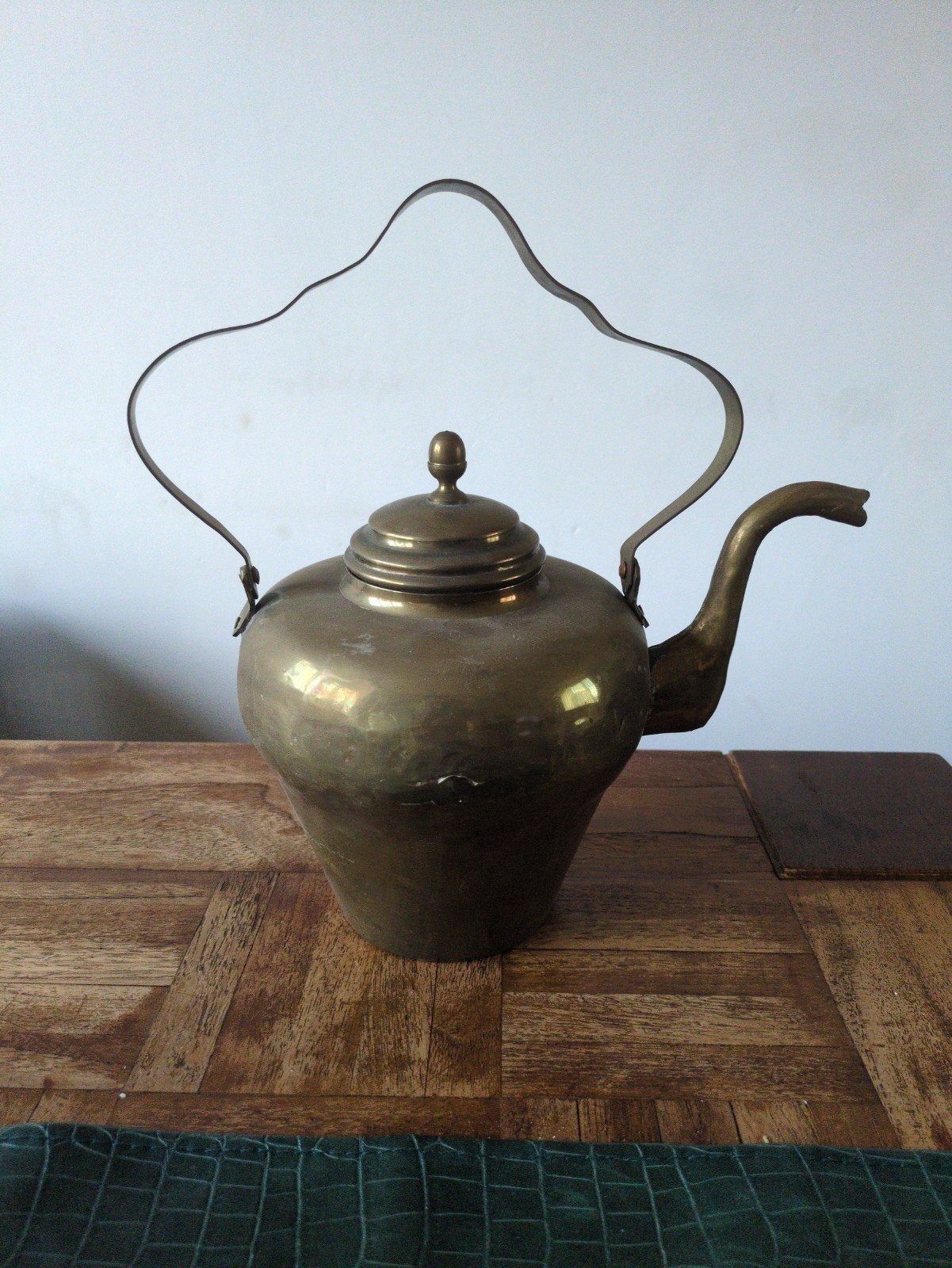 Antieke koperen theepot met sierlijke handgreep, Ophalen of Verzenden