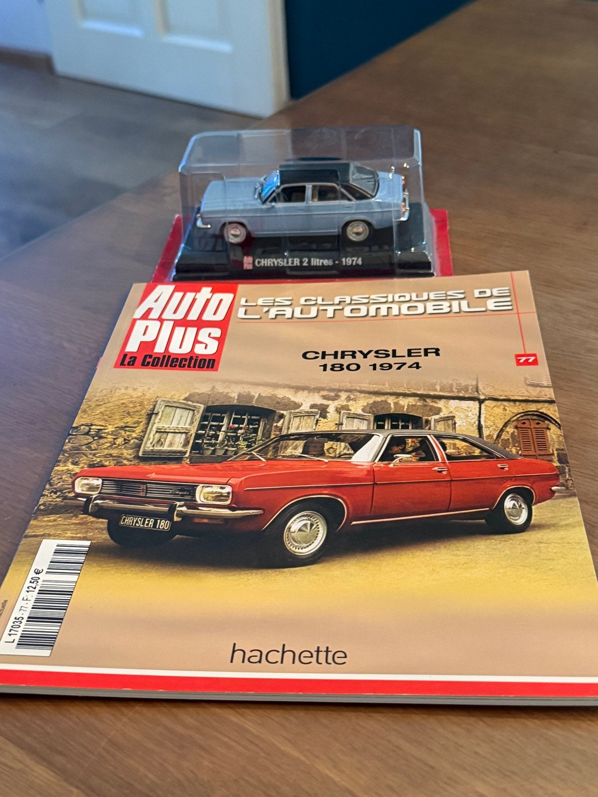 Chrysler 2 litres - 1974 modelauto met magazine, Ophalen of Verzenden, Nieuw, Auto, Overige merken