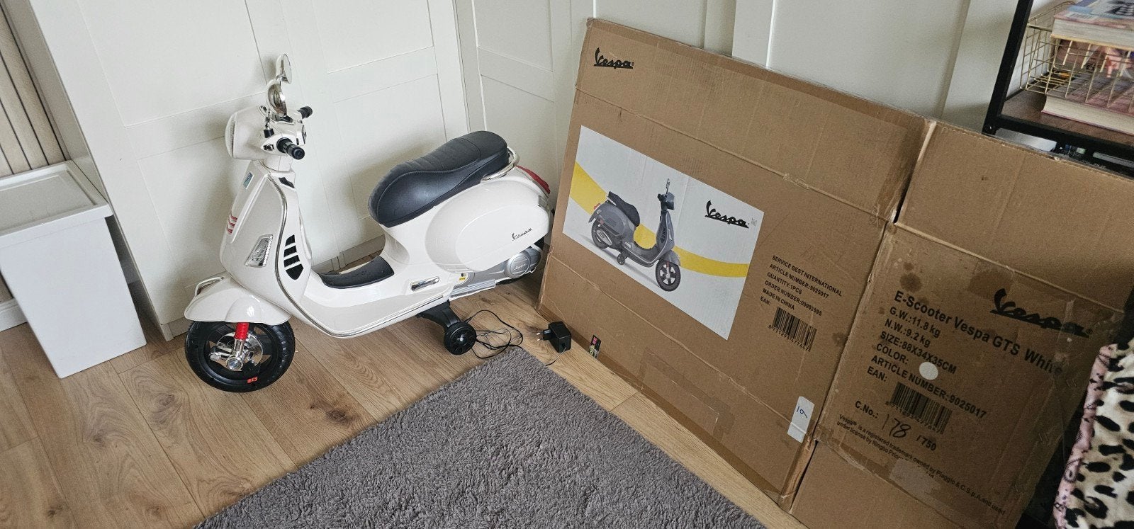 Vespa GTS E-Scooter voor kinderen - Wit met originele doos, Ophalen of Verzenden, Zo goed als nieuw