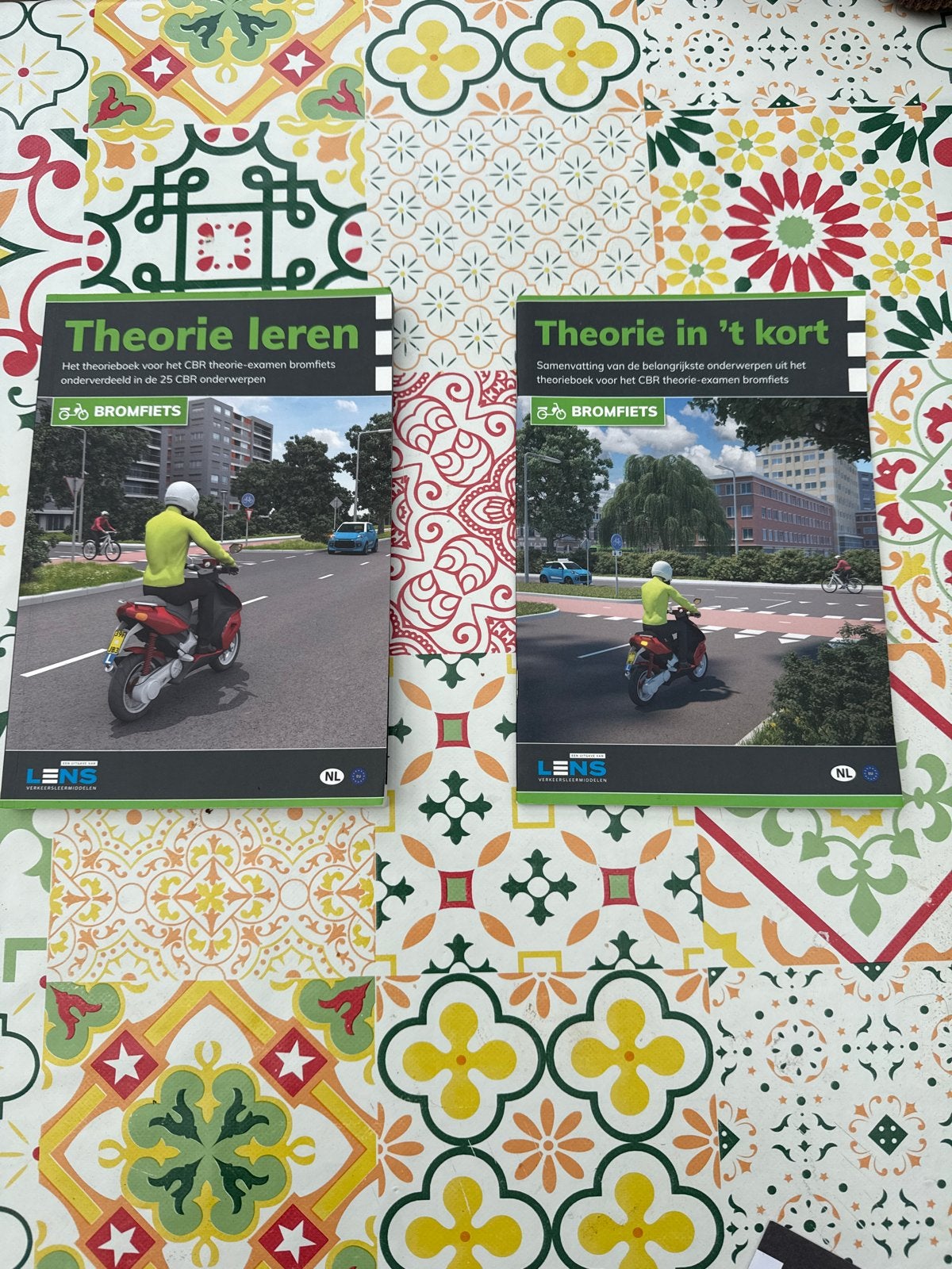 Bromfiets theorieboeken - Theorie leren & Theorie in 't kort, Ophalen of Verzenden, Zo goed als nieuw, Overige niveaus