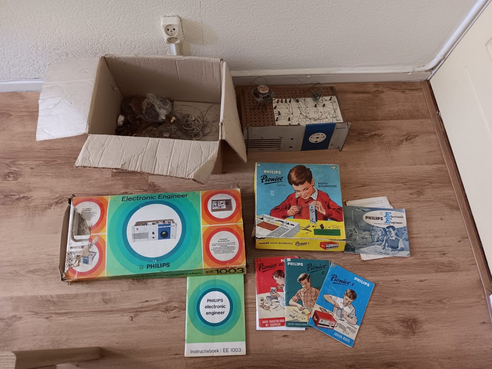 Philips electronic pionier radio speelgoed en boekjes, Ophalen, Elektronica