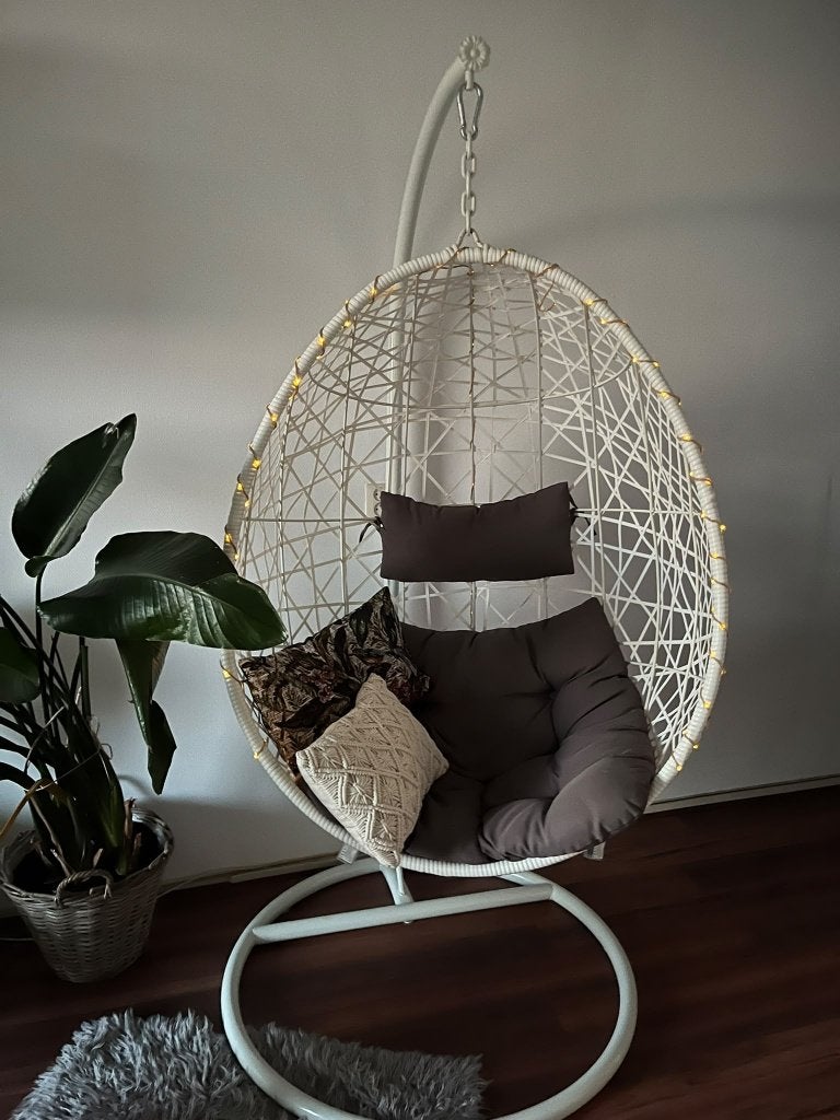 Witte metalen egg chair met grijze kussens