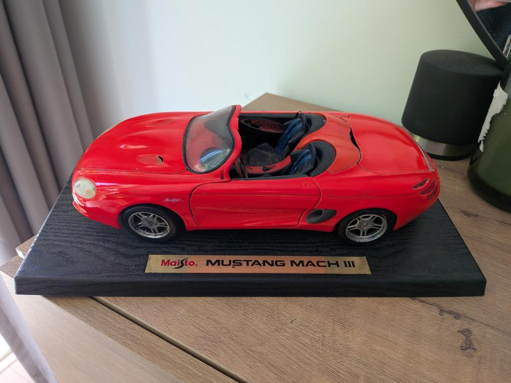 Maisto Mustang Mach III - Rode Modelauto, Hobby en Vrije tijd, Modelauto's | 1:18, Ophalen of Verzenden, Gebruikt, Auto, Maisto