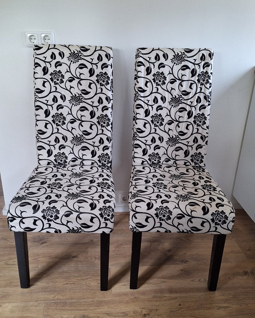 Twee eettafelstoelen met zandkleurige hoezen, Huis en Inrichting, Stoelen, Ophalen, Gebruikt, Zwart, Vier