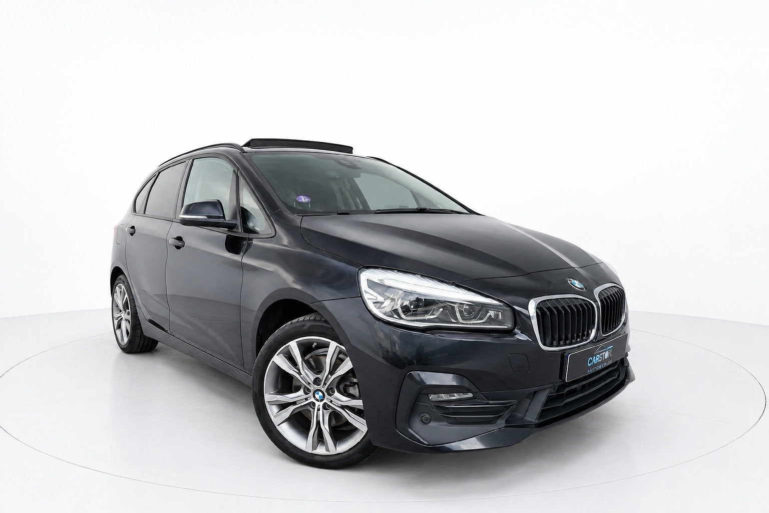 BMW 2-serie Active Tourer 220i High Executive PANO SFEERVERL, Auto's, Gebruikt, 4 cilinders, Zwart, Leder