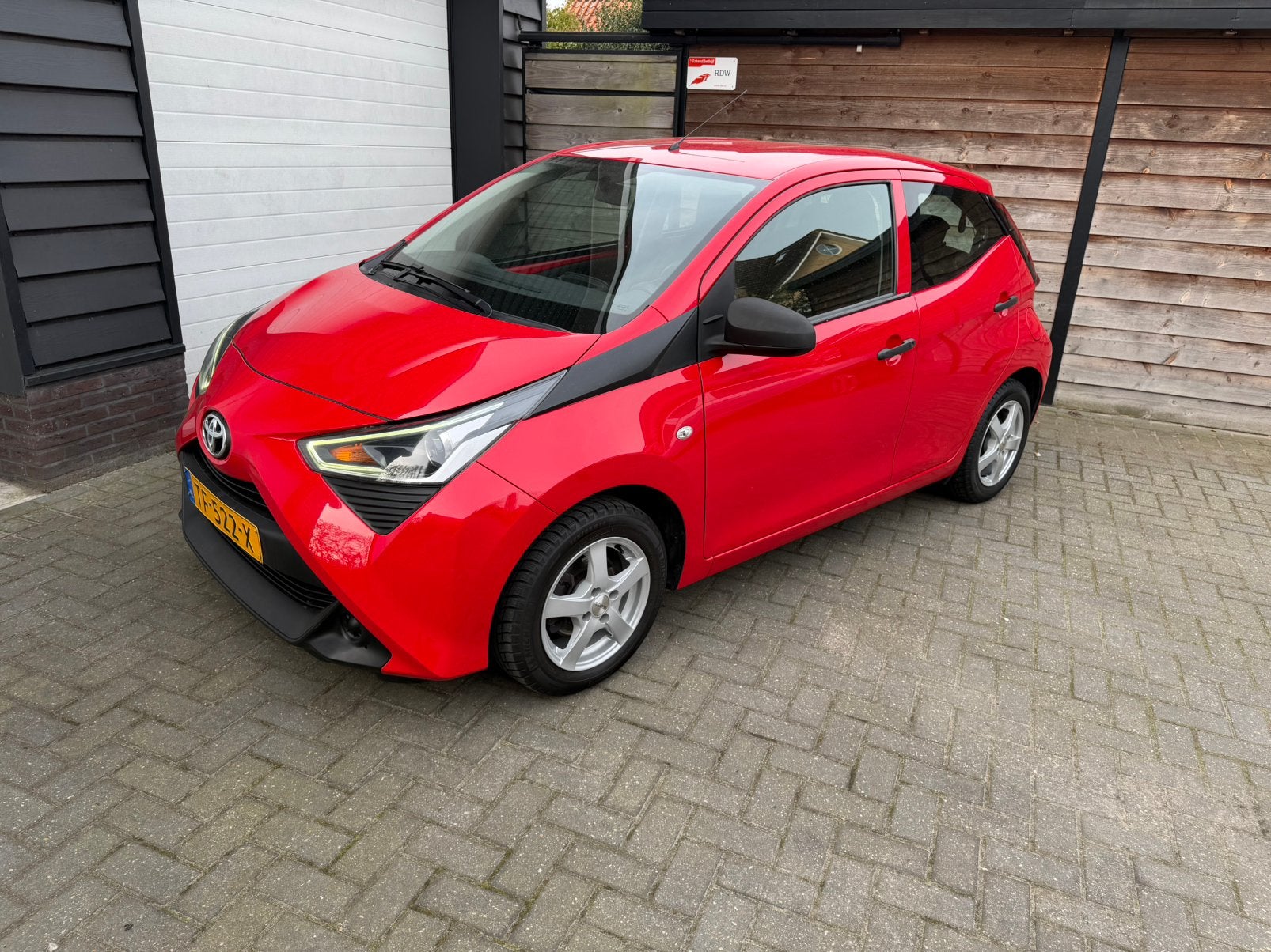 Toyota Aygo 1.0 Vvt-i 72pk 5D 2018 Rood, Voorwielaandrijving, Euro 6, 4 stoelen, Origineel Nederlands