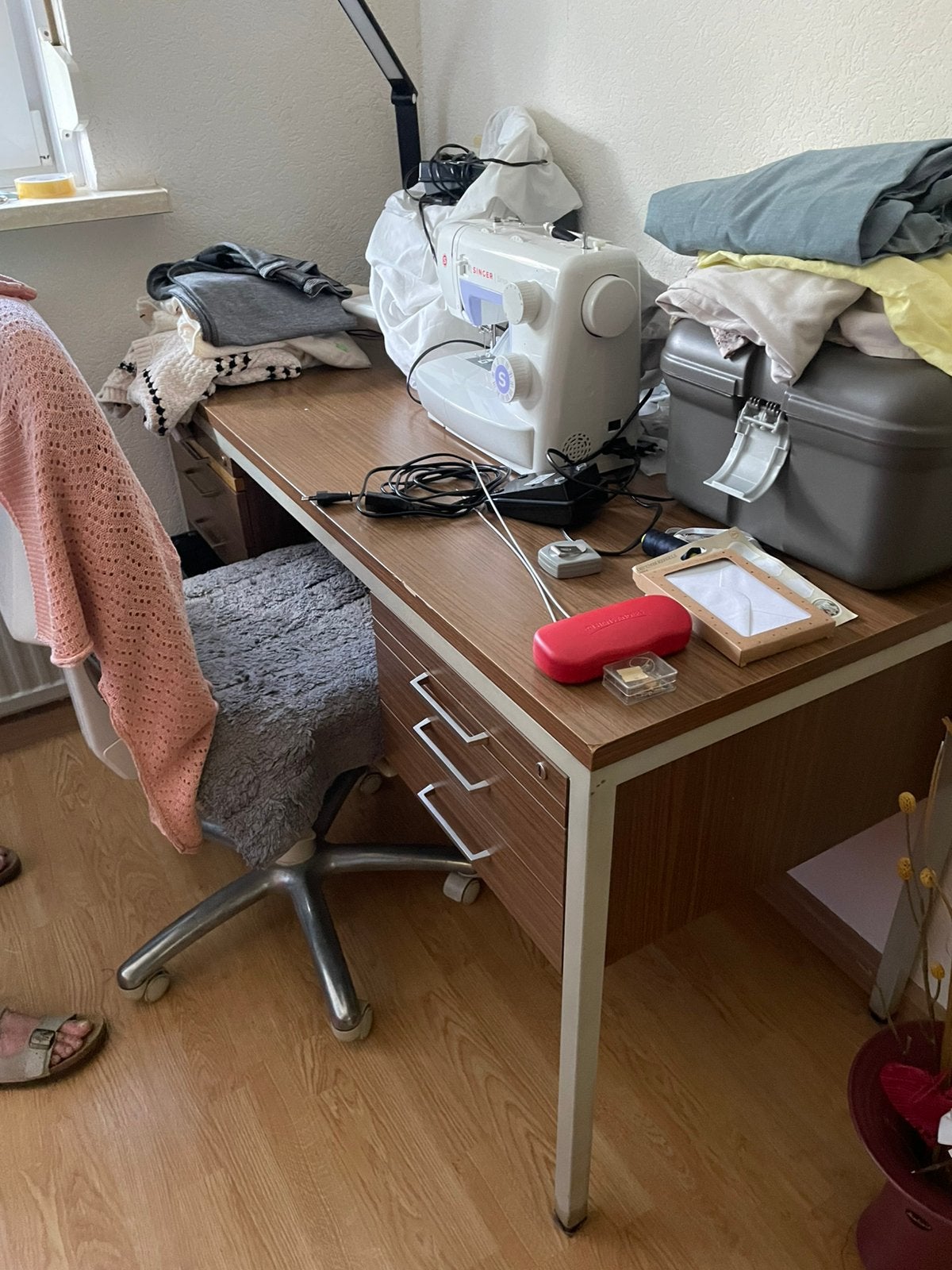 Zeer degelijk bureau, naaitafel incl. Stoel, Ophalen of Verzenden, Zo goed als nieuw
