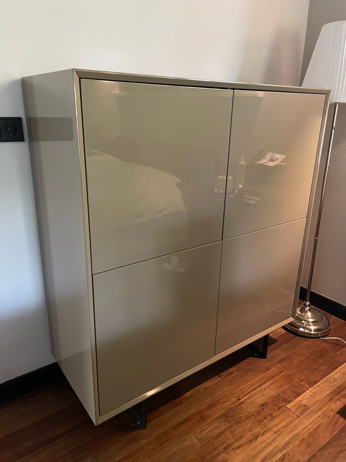 Moderne hoogglans kast met 4 deuren en planken, Ophalen, Gebruikt