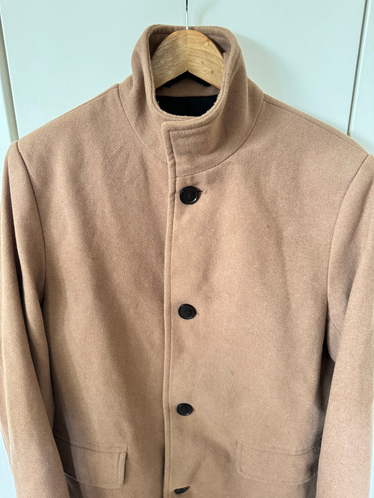 Beige jas met opstaande kraag - Unisex - Maat L, Ophalen of Verzenden, Zo goed als nieuw, Maat 42/44 (L), Beige