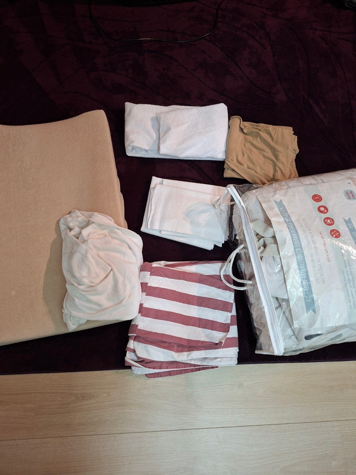 Baby uitzet: aankleedkussen, dekbed, hoezen en moltons, Kinderen en Baby's, Ophalen, Set van meerdere stuks, Gebruikt, Ledikant
