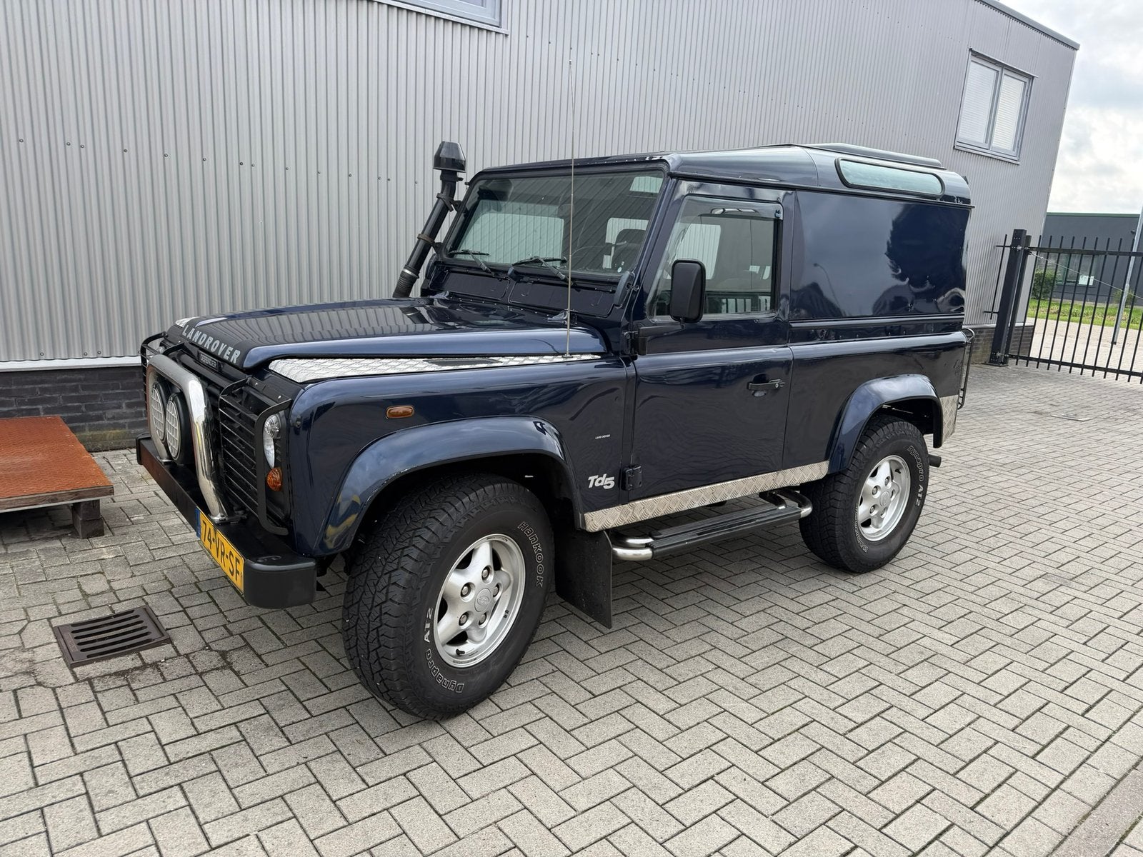Land Rover Defender 90 TD5, blauw , youngtimer!, Auto's, Stof, 2495 cc, Blauw, 122 pk