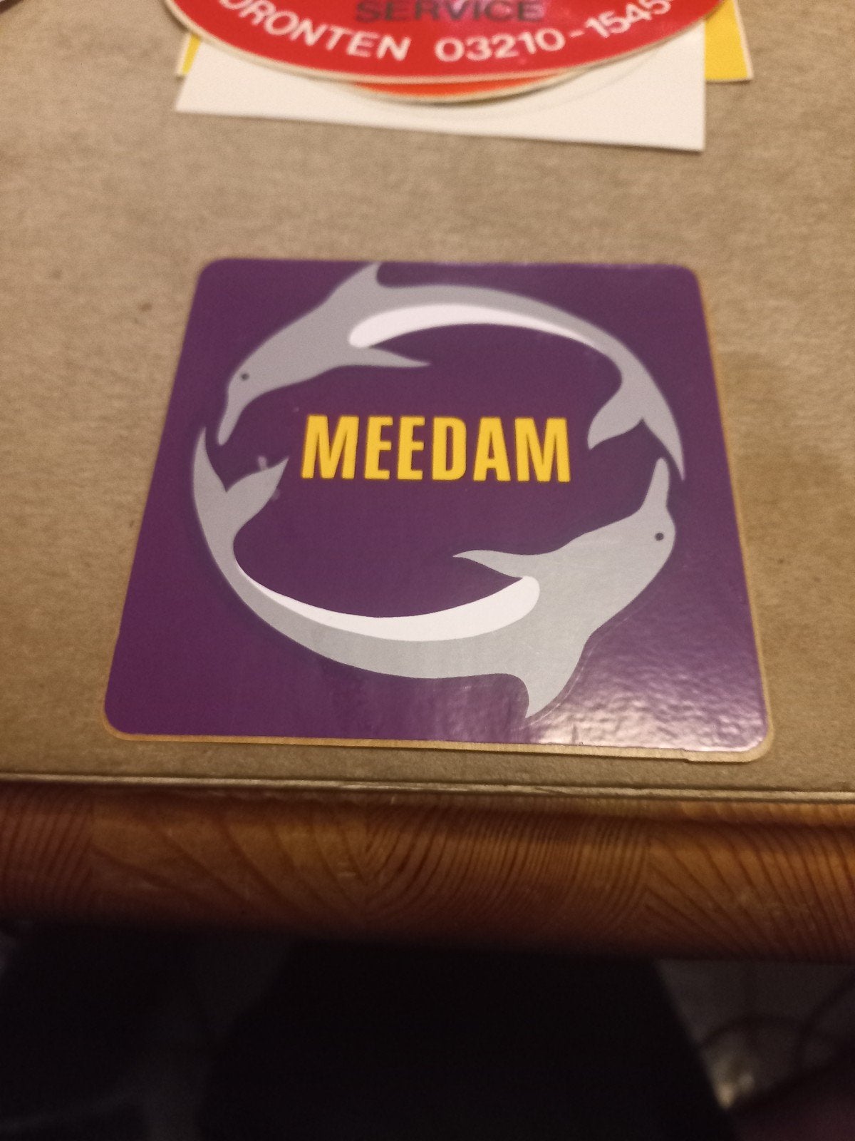 Meedam dolfijnen sticker - Paars met geel logo, Ophalen of Verzenden, Zo goed als nieuw, Overige typen