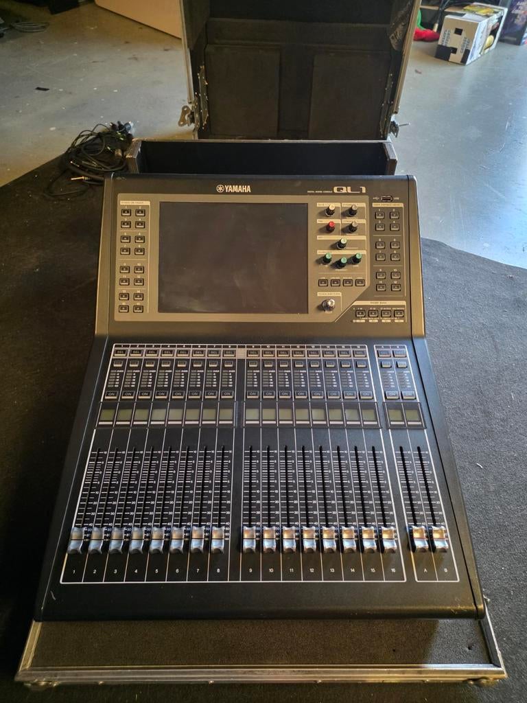 Yamaha QL1 Digitale Mengtafel met Flightcase, Ophalen of Verzenden, Zo goed als nieuw, 20 kanalen of meer, Microfooningang