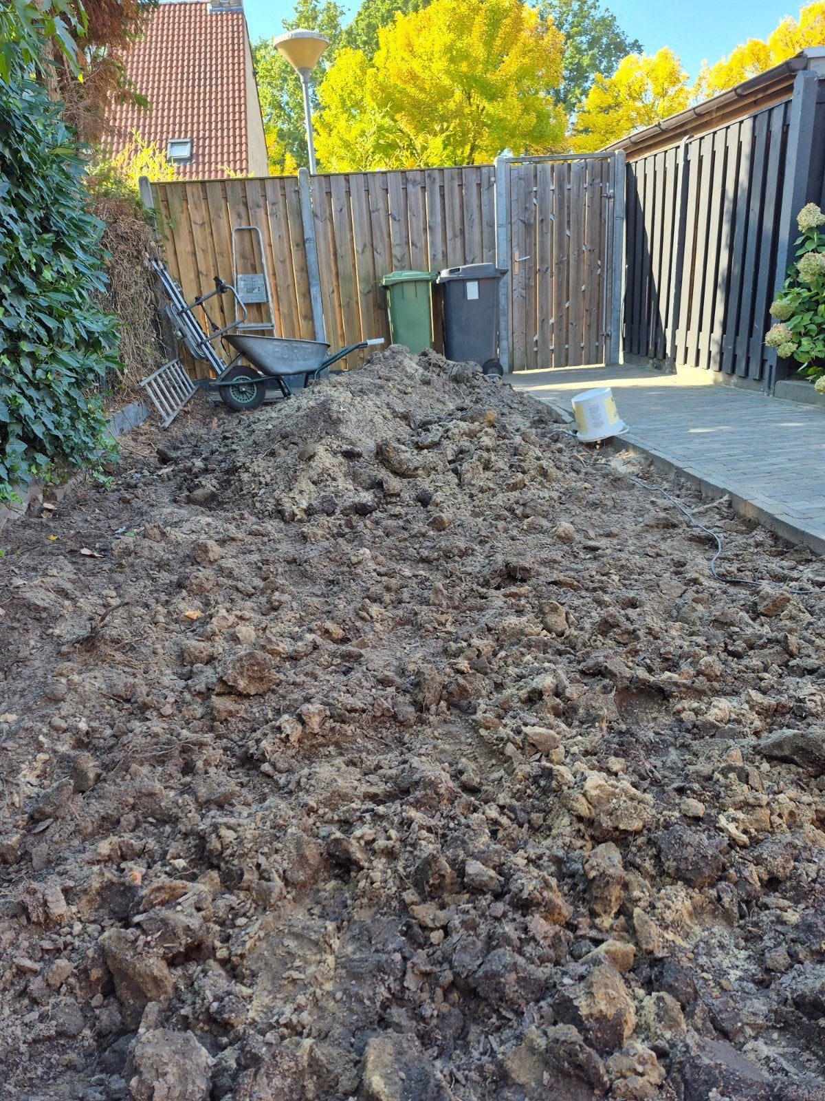 Gratis af te halen: Grote berg zand/grond, Ophalen, Gebruikt, Ophoogzand