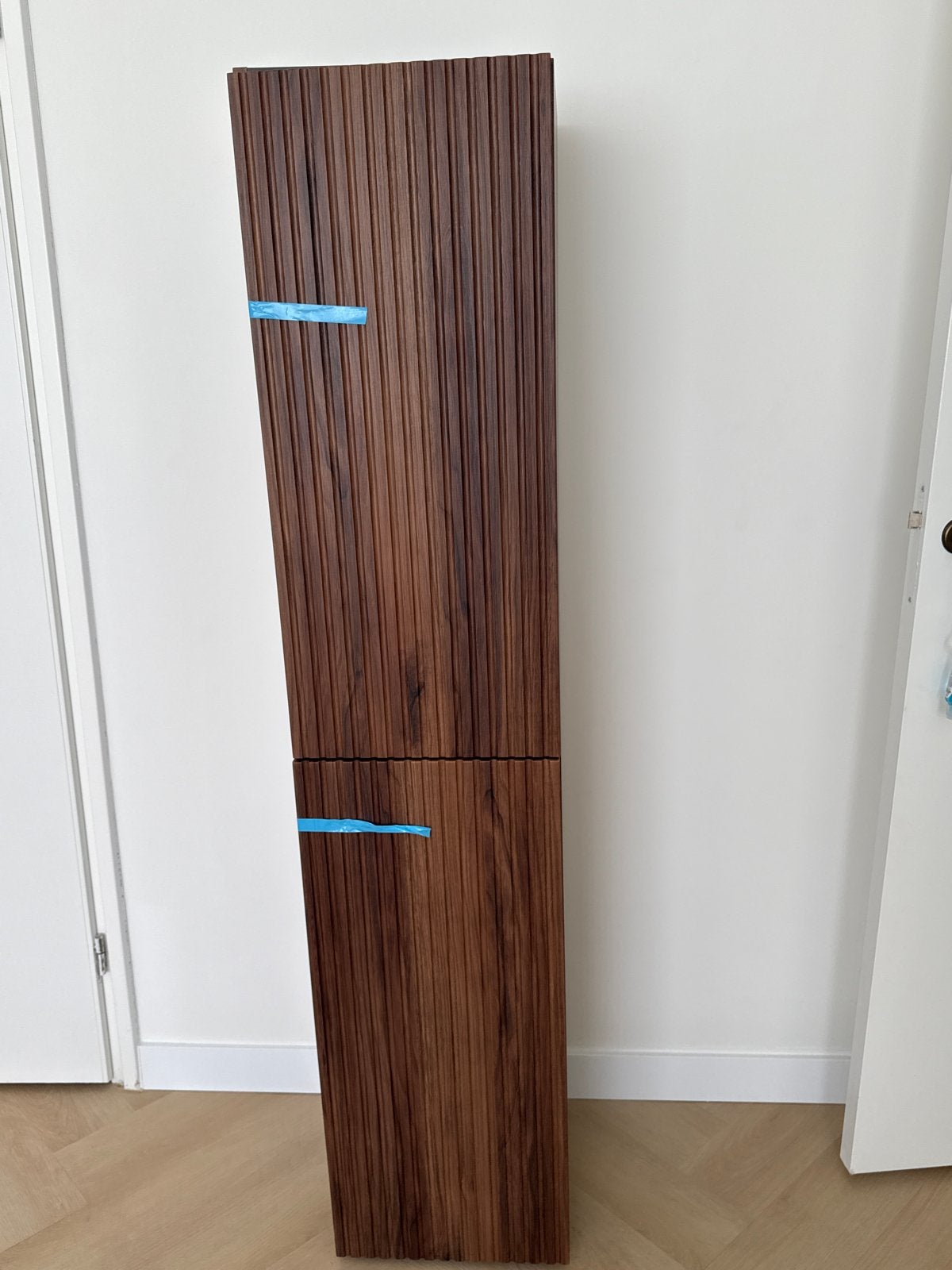 Nieuwe houten kast met glazen planken geribbeld walnoot, Ophalen of Verzenden, Nieuw