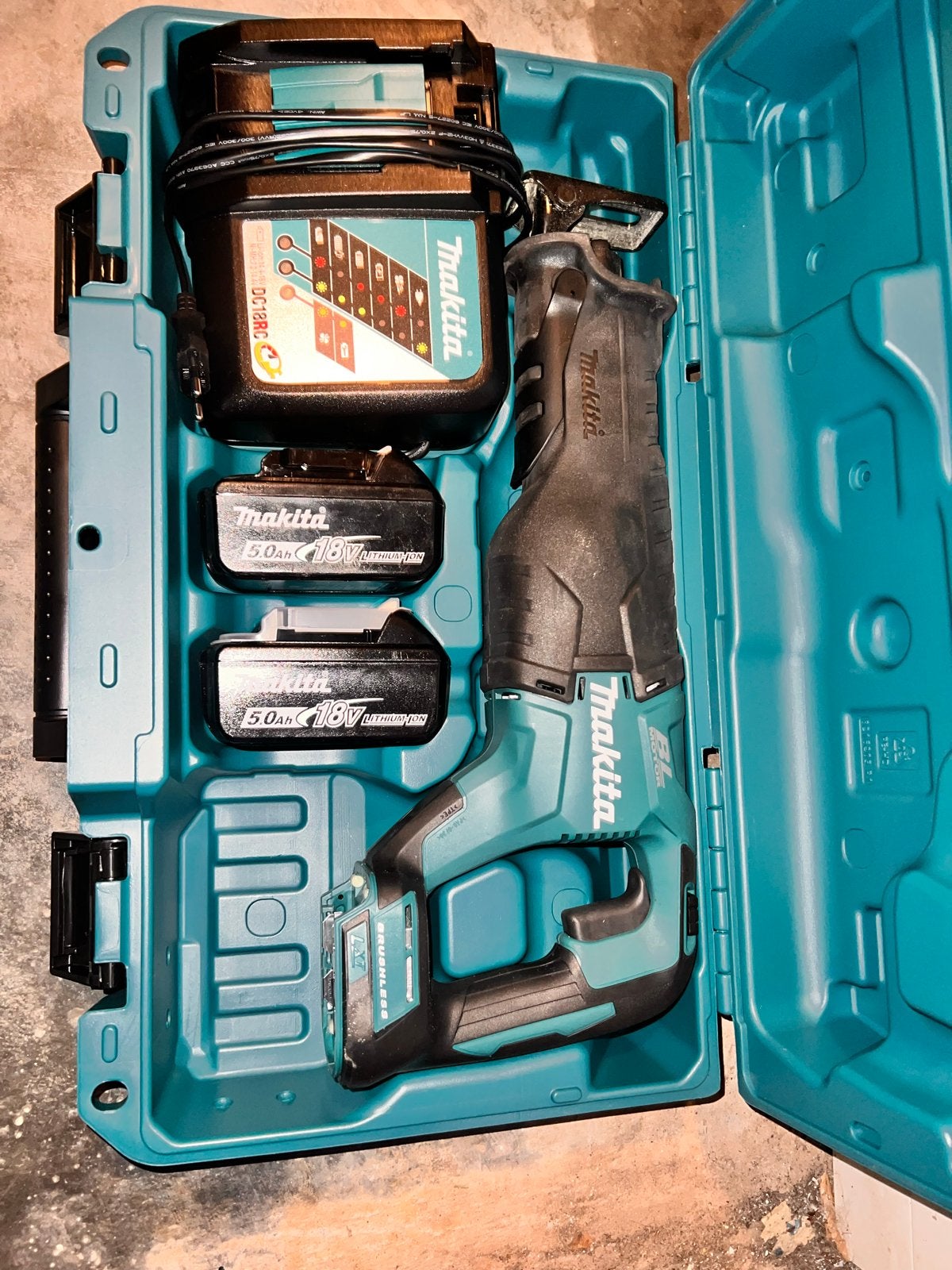 Makita Reciprozaag DJR187 met oplader en 2 accu's, Ophalen of Verzenden, Zo goed als nieuw, Reciprozaag