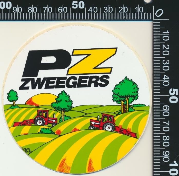 Sticker: PZ Zweegers - Tracktoren in heuvellandschap, Verzamelen, Stickers, Zo goed als nieuw, Bedrijf of Vereniging, Ophalen of Verzenden