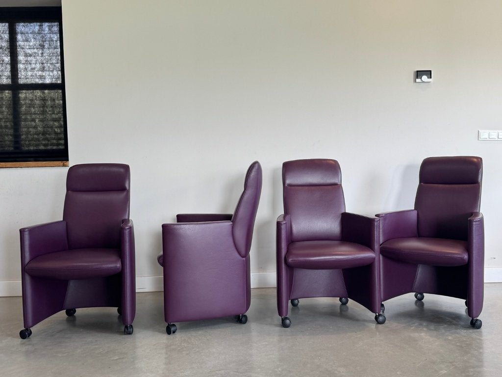 Leolux 4 eetkamerstoelen paars leer op wieltjes – als nieuw, Overige kleuren, Design, Leer, Ophalen of Verzenden