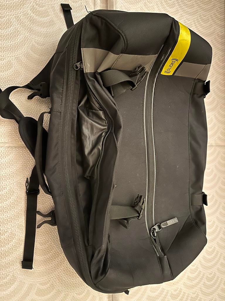SLICKS black backpack | zwart multifunctionele rugzak, Sieraden, Tassen en Uiterlijk, Tassen | Rugtassen, Gebruikt, 25 tot 40 cm