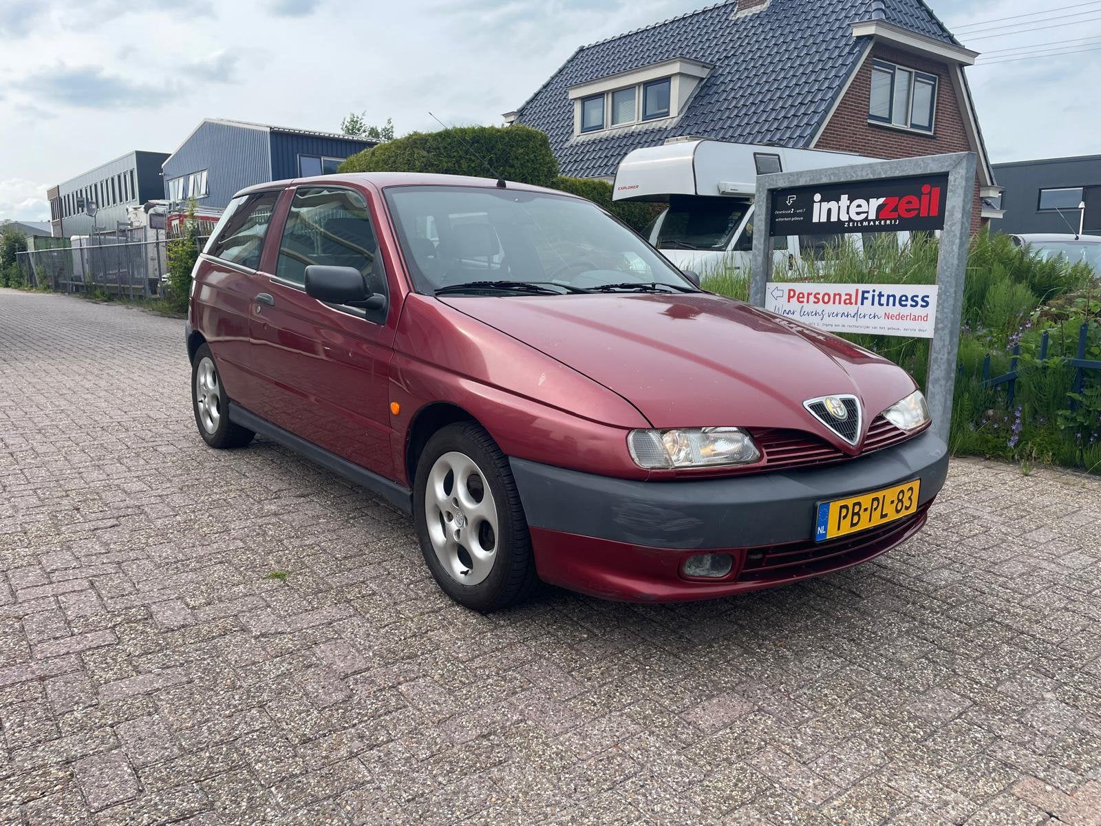 Alfa Romeo 145 1.6 Boxer 1996 Rood NWE APK, Auto's, Alfa Romeo, Voorwielaandrijving, 1596 cc, Stof, Zwart