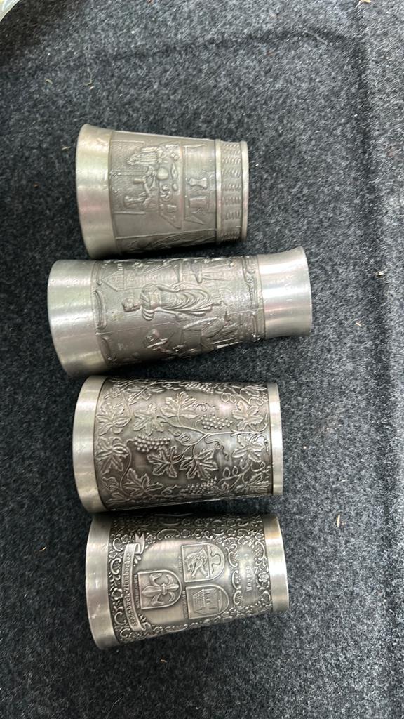 Set van 4 antieke tinnen bekers met reliëf, Antiek en Kunst, Antiek | Tin, Ophalen of Verzenden