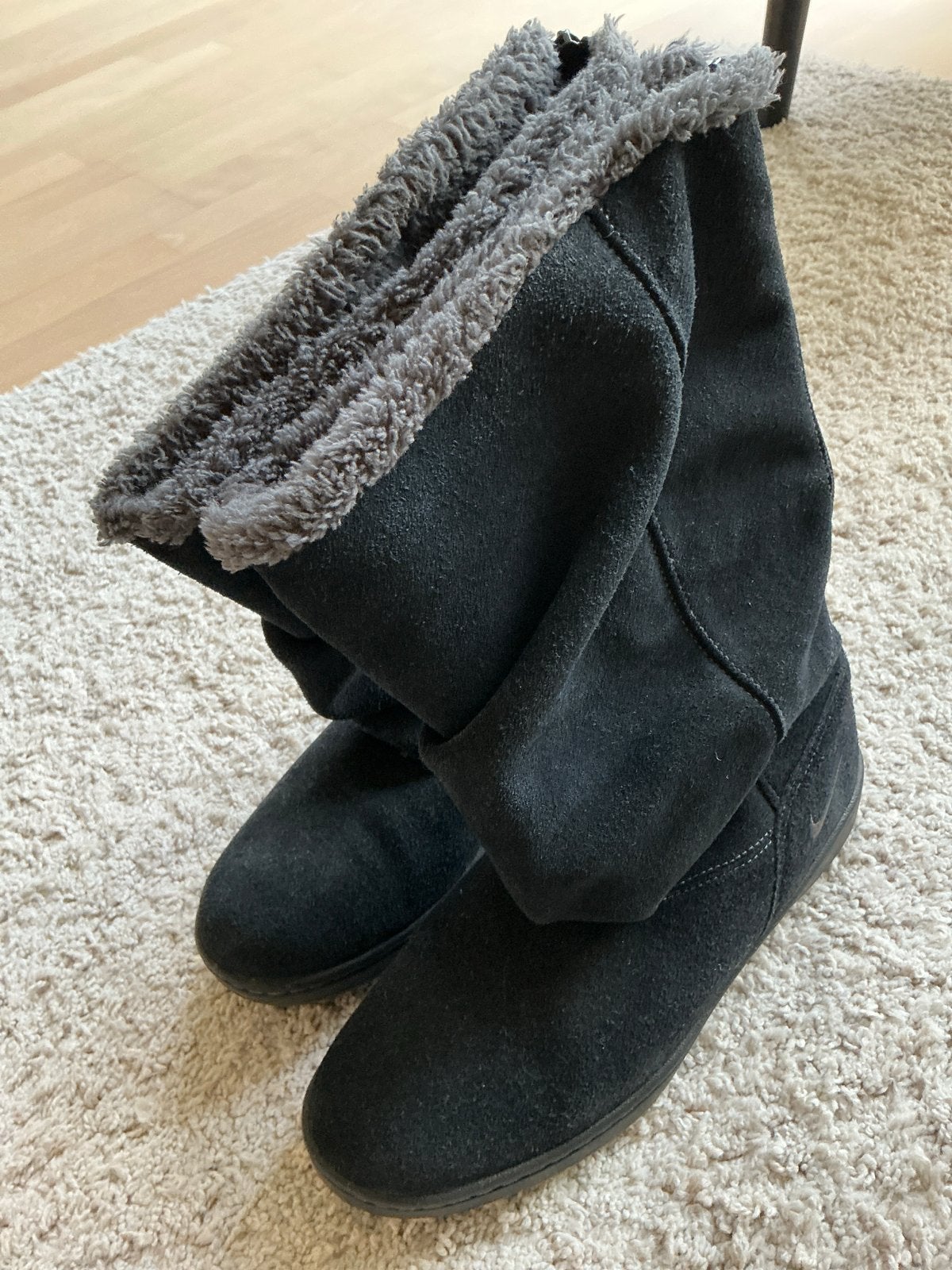 Nike gevoerde laarzen - Zwart - Maat 40 label,  39 past, Ophalen of Verzenden, Zo goed als nieuw, Zwart, Lage of Enkellaarzen