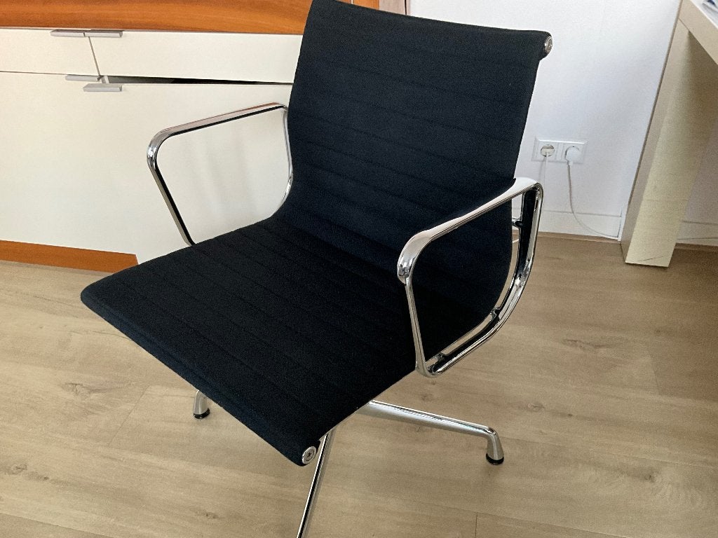 Vitra Eames 104, Zwart, Chroom Hopzak, nieuwstaat, Ophalen, Zwart, Zo goed als nieuw, Eén